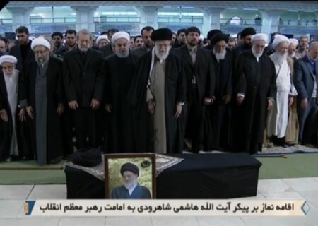 امام خامنه‌ای بر پیکر مرحوم آیت‌الله هاشمی‌‌شاهرودی نماز اقامه کردند