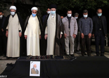 اقامه نماز رهبر انقلاب بر پیکر آیت‌الله حسن‌زاده آملی