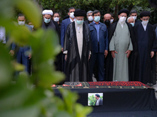اقامه نماز میت توسط رهبر انقلاب اسلامی بر پیکر حجت‌‌‌الاسلام و المسلمین دعائی